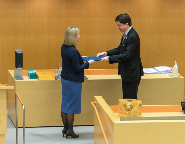 (S) pressas av opinionstapp och intern kritik
